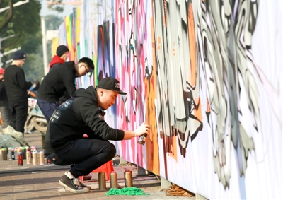 江南城區(qū)臨沅路上，涂鴉愛好者正在進(jìn)行街頭涂鴉藝術(shù)創(chuàng)作