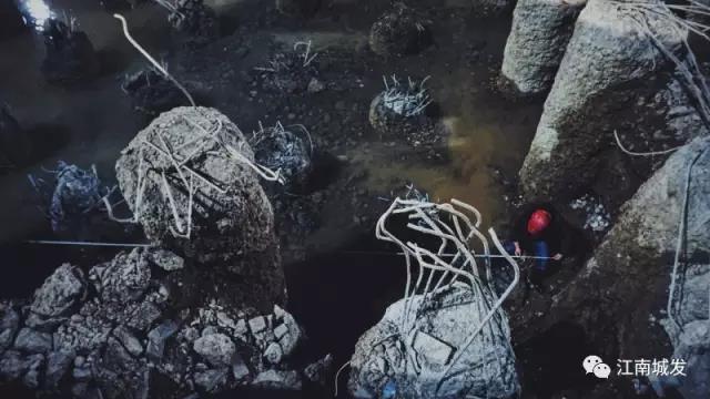 為了第二天清早不影響泥工砌筑磚胎模，夜間進(jìn)行電梯井放線作業(yè)