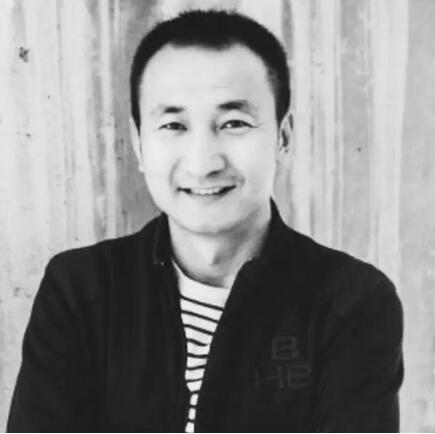劉軍 中央美術(shù)學院藝術(shù)管理碩士、澳大利亞國立大學創(chuàng)新工商管理碩士、北京國際設計周藝術(shù)社區(qū)聯(lián)盟發(fā)起人和執(zhí)行委員會主任、藝術(shù)介入聯(lián)合創(chuàng)始人、全國九大重點美院千里之行“踐行”藝術(shù)計劃發(fā)起人、藝術(shù)北京博覽會“ART PARK”公共藝術(shù)板塊聯(lián)合發(fā)起人運營總監(jiān)。專注公共藝術(shù)項目的開發(fā)管理。