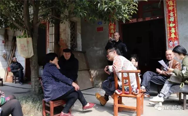 △ 趙明——“這次創(chuàng)作強(qiáng)調(diào)在地性、紀(jì)念性與參與性。我們針對(duì)問卷，以外來人的身份，來介入、想象生活在此地的居民，他們發(fā)生的故事和曾經(jīng)的生活狀態(tài)?！? data-=