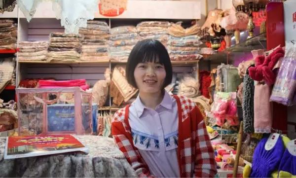 “就算現(xiàn)在橋南市場的經(jīng)濟(jì)一直在后退，可我覺得它是永遠(yuǎn)不會(huì)倒閉的?！保v